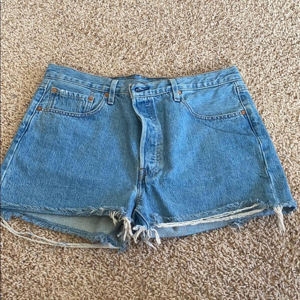 Levi High Rise 501 Wedgie Shorts. Size 32